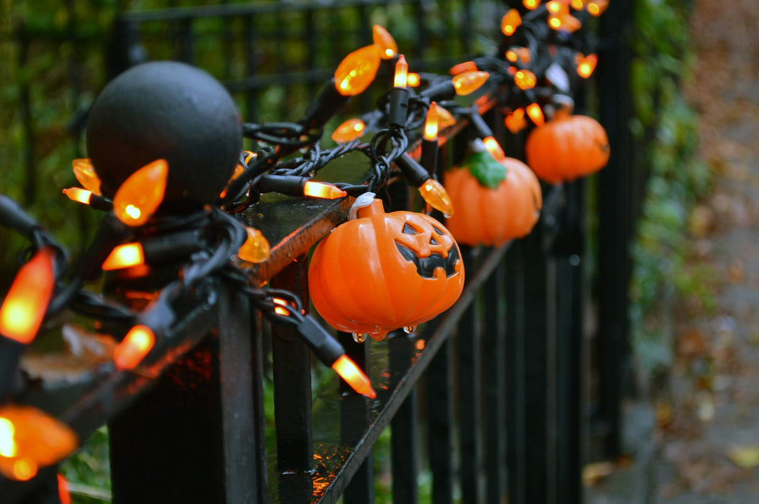 How to Decorate Your Yard for Halloween: Fence, Gate & DIY Ideas