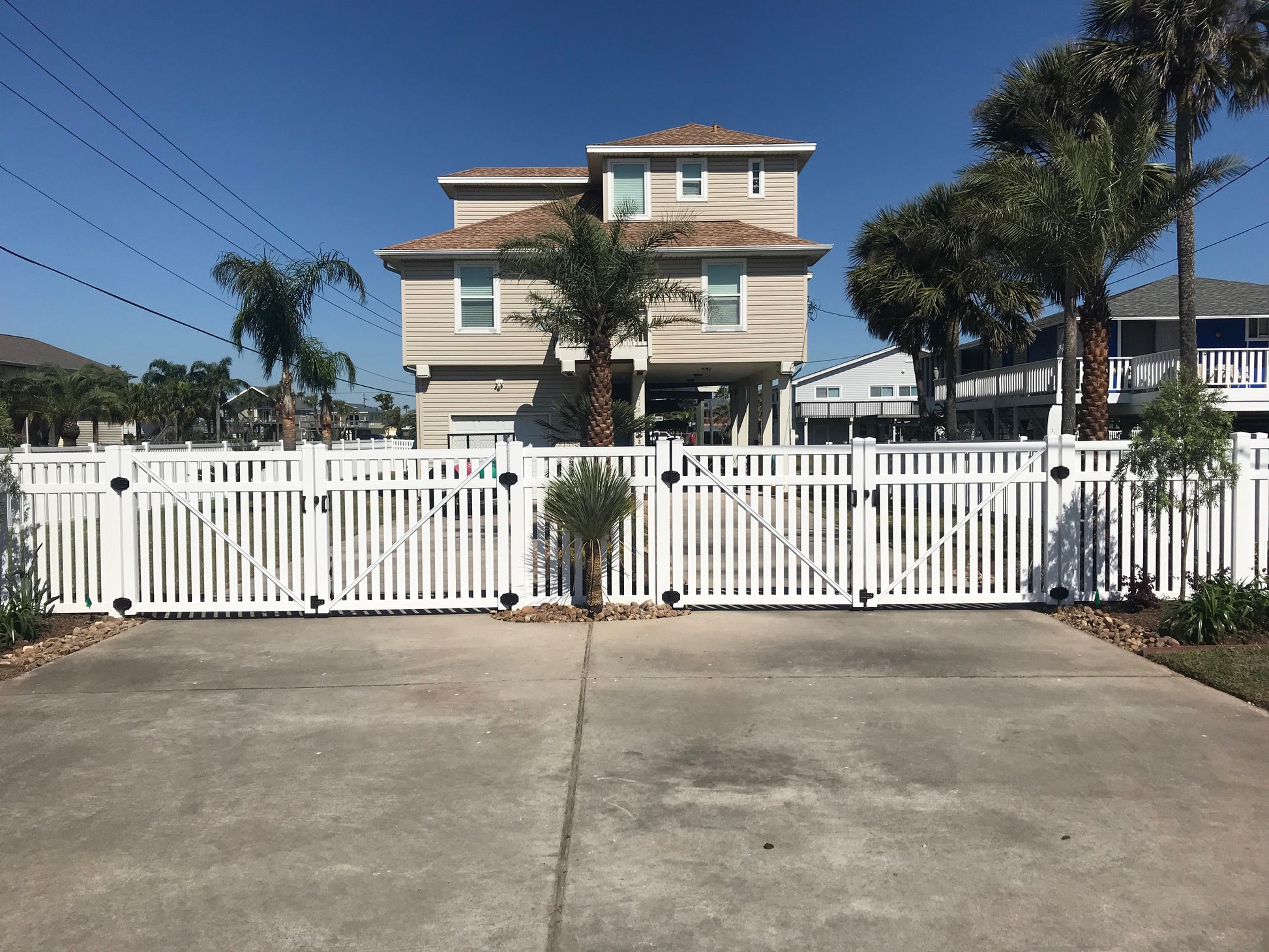 Weatherables Crestview white vinyl pool fence